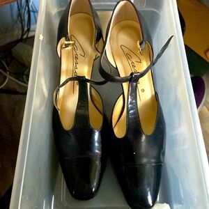 8 M Caressa black leather dress shoes.
